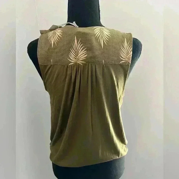 A. New day olive floral top women’s XS NWT - Picture 4 of 6